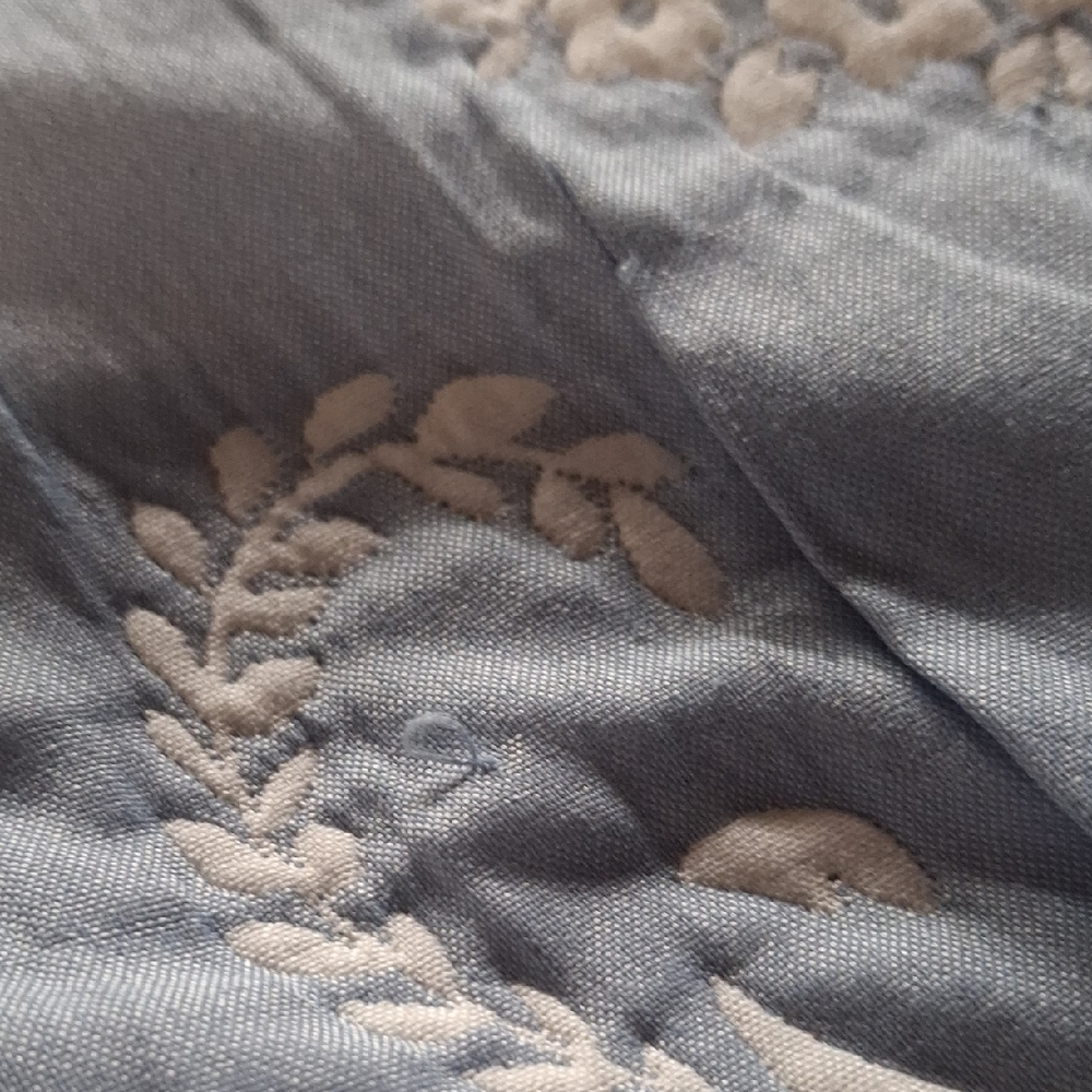 Elegant Blue and White Quilted Bedspread - Picture 4 of 5